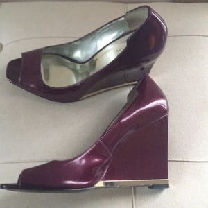 guess 8.5 wedge heels